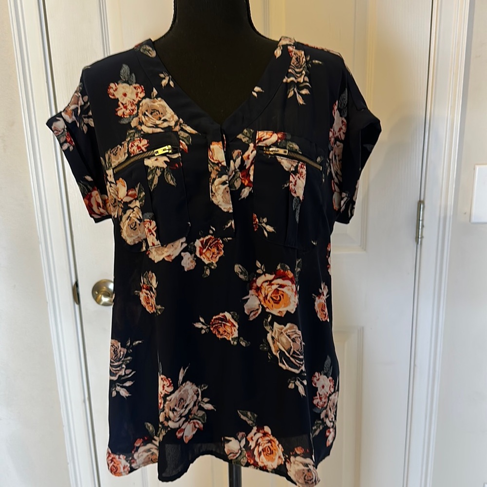 Wishful Park size L navy floral blouse w/zippered pockets